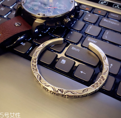 藏銀手鐲一般多少錢 民族風(fēng)特色代表 藏銀手鐲一般多少錢 民族風(fēng)特色代表