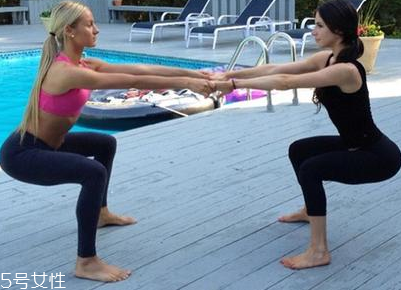 深蹲后如何拉伸 深蹲后拉伸運(yùn)動(dòng)圖解 深蹲后如何拉伸 深蹲后拉伸運(yùn)動(dòng)圖解