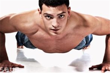 俯臥撐能練胸肌嗎 這樣做可以練胸肌 俯臥撐能練胸肌嗎 這樣做可以練胸肌