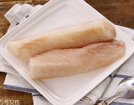 鱈魚可以和西紅柿一起吃嗎 這個(gè)搭配可以的 鱈魚可以和西紅柿一起吃嗎 這個(gè)搭配可以的