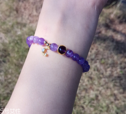 紫水晶手鏈戴在哪只手 佩戴學(xué)問要掌握 紫水晶手鏈戴在哪只手 佩戴學(xué)問要掌握