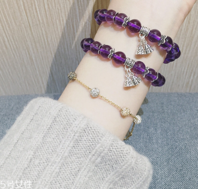 紫水晶手鏈戴在哪只手 佩戴學(xué)問要掌握 紫水晶手鏈戴在哪只手 佩戴學(xué)問要掌握