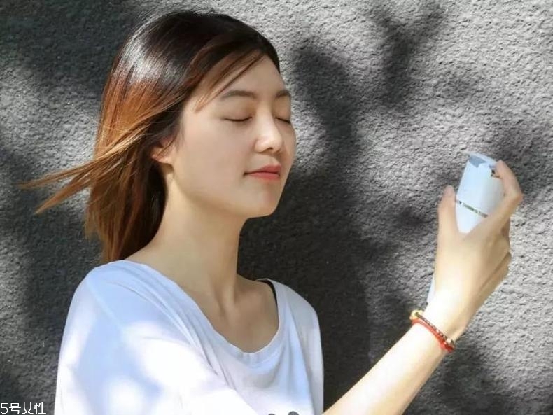 大干皮怎么上妝不脫妝 5個關(guān)鍵遠離卡粉卡紋