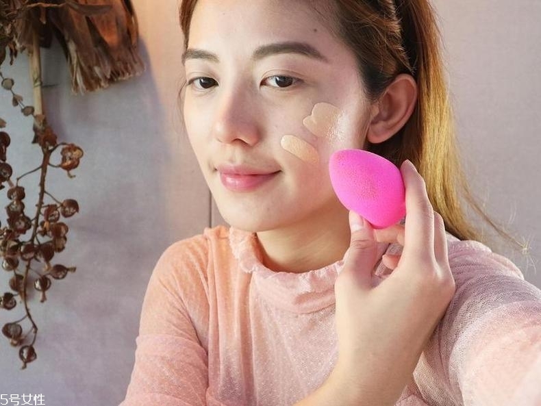 大干皮怎么上妝不脫妝 5個關(guān)鍵遠離卡粉卡紋