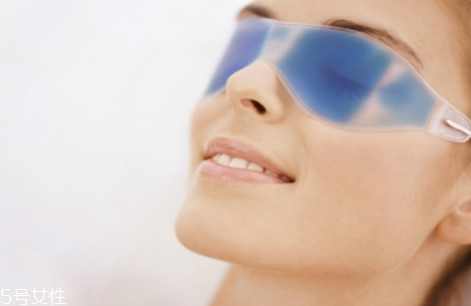 眼睛消腫冰敷還是熱敷 消除眼睛腫的方法 眼睛消腫冰敷還是熱敷 消除眼睛腫的方法