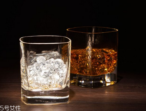 威士忌是白酒嗎 它們很不同 威士忌是白酒嗎 它們很不同