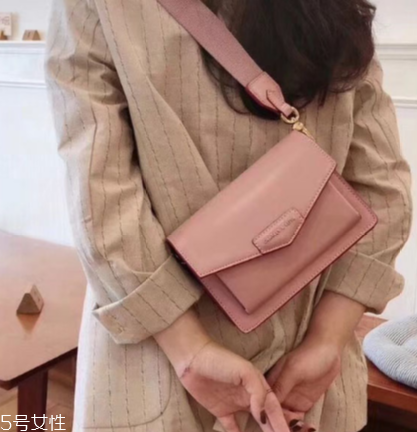 小ck郵差包真假辨別 這幾點(diǎn)就能看出 小ck郵差包真假辨別 這幾點(diǎn)就能看出