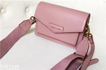 小ck郵差包真假辨別 這幾點(diǎn)就能看出 小ck郵差包真假辨別 這幾點(diǎn)就能看出