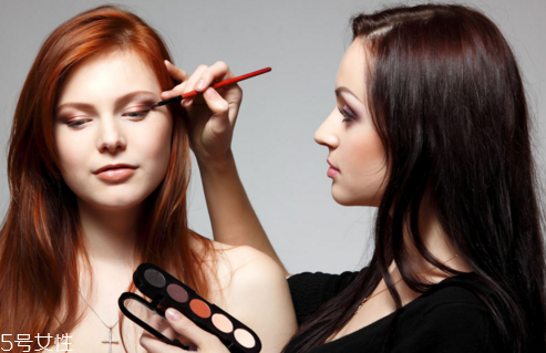 粉色眼影配什么口紅好看 超級(jí)吸睛的活力少女 粉色眼影配什么口紅好看 超級(jí)吸睛的活力少女