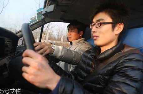 夏天學車如何防曬 這5招讓你不懼烈日 夏天學車如何防曬 這5招讓你不懼烈日