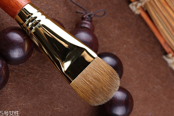 第一次買粉底刷怎么挑 挑對了不浪費(fèi)粉底液 第一次買粉底刷怎么挑 挑對了不浪費(fèi)粉底液