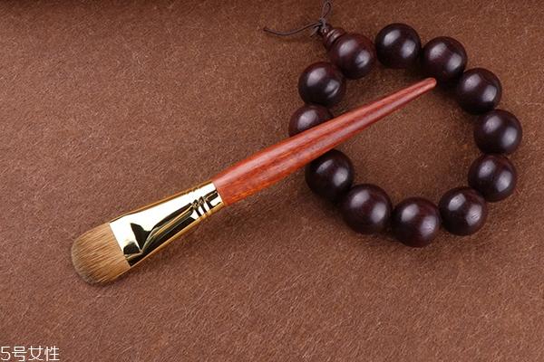 第一次買粉底刷怎么挑 挑對了不浪費(fèi)粉底液 第一次買粉底刷怎么挑 挑對了不浪費(fèi)粉底液
