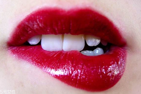 唇妝怎么卸掉最徹底 3個步驟避免嘴唇發(fā)黑