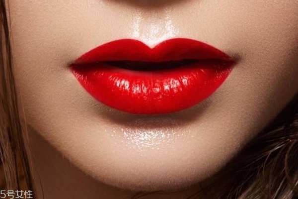 唇妝怎么卸掉最徹底 3個步驟避免嘴唇發(fā)黑