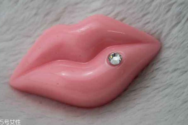 嘴巴起皮要注意什么 常做3件事嘴唇水嫩無比 嘴巴起皮要注意什么 常做3件事嘴唇水嫩無比