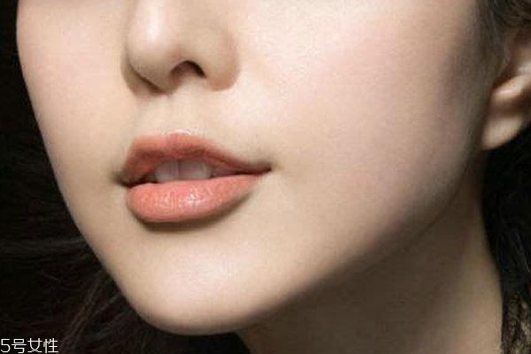 嘴巴起皮要注意什么 常做3件事嘴唇水嫩無比 嘴巴起皮要注意什么 常做3件事嘴唇水嫩無比