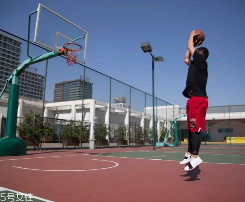 aj保羅11代測評(píng) 實(shí)戰(zhàn)體驗(yàn)感不錯(cuò)