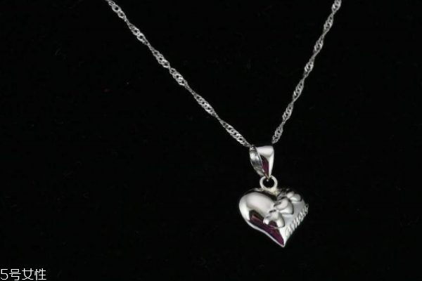 鉑金項(xiàng)鏈睡覺可以帶嗎 取下來比較好 鉑金項(xiàng)鏈睡覺可以帶嗎 取下來比較好