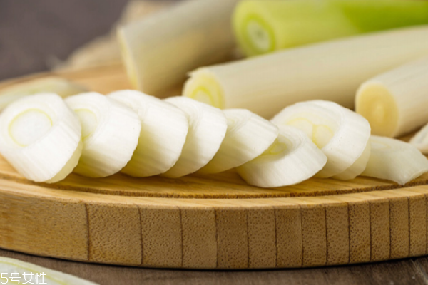 大蔥是辛辣食物嗎 屬于這個(gè)類(lèi)別