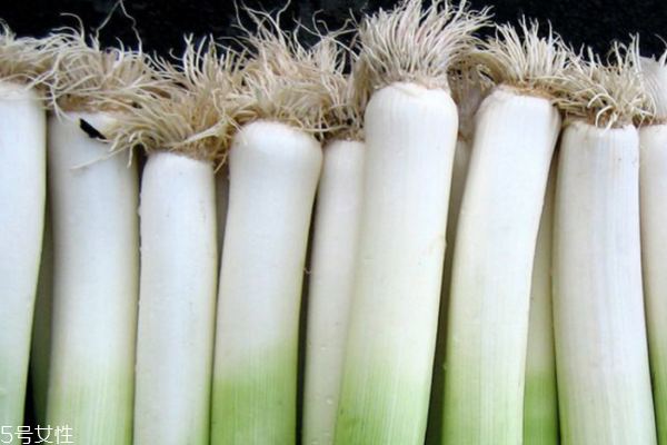 大蔥是辛辣食物嗎 屬于這個(gè)類別 大蔥是辛辣食物嗎 屬于這個(gè)類別