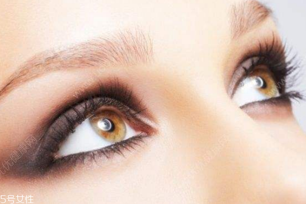 ?；瘖y戴隱形眼鏡如何預(yù)防眼結(jié)石