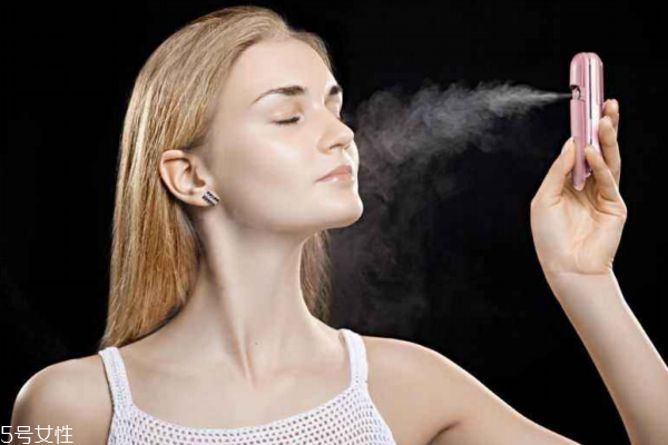 夏天怎么用保濕噴霧 3個(gè)用法為肌膚吹空調(diào) 夏天怎么用保濕噴霧 3個(gè)用法為肌膚吹空調(diào)