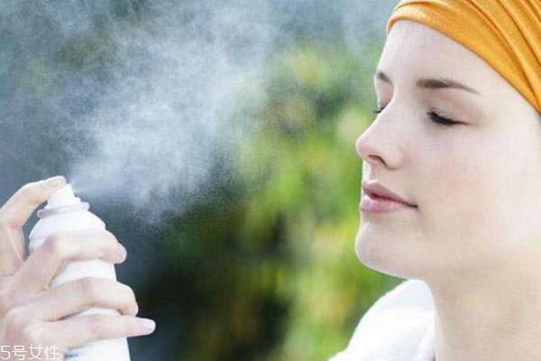 夏天怎么用保濕噴霧 3個(gè)用法為肌膚吹空調(diào) 夏天怎么用保濕噴霧 3個(gè)用法為肌膚吹空調(diào)