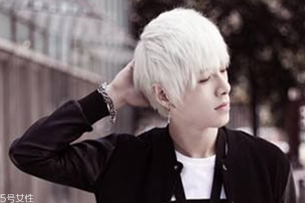 年輕人為什么長白頭發(fā) 有個(gè)原因是吃肉太少 年輕人為什么長白頭發(fā) 有個(gè)原因是吃肉太少