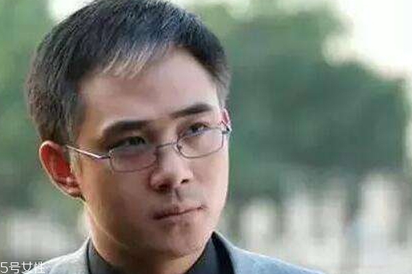 年輕人為什么長白頭發(fā) 有個(gè)原因是吃肉太少 年輕人為什么長白頭發(fā) 有個(gè)原因是吃肉太少