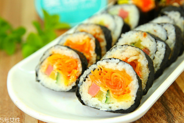 紫菜包飯是壽司嗎 它們區(qū)別可多了 紫菜包飯是壽司嗎 它們區(qū)別可多了