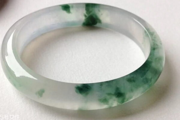 翡翠手鐲一般多少錢 市場(chǎng)行情要了解