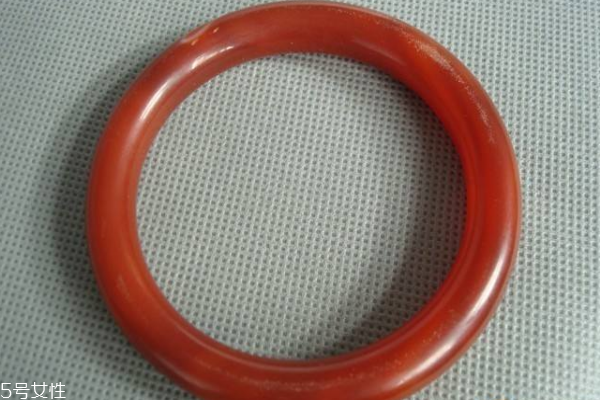 瑪瑙手鐲可以沾水嗎 沾水影響不大 瑪瑙手鐲可以沾水嗎 沾水影響不大