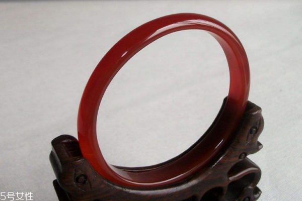 瑪瑙手鐲可以沾水嗎 沾水影響不大 瑪瑙手鐲可以沾水嗎 沾水影響不大