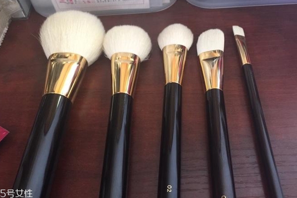 初學(xué)者用幾個化妝刷最好 這5種是最基礎(chǔ)配置 初學(xué)者用幾個化妝刷最好 這5種是最基礎(chǔ)配置