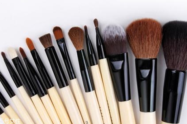 初學(xué)者用幾個化妝刷最好 這5種是最基礎(chǔ)配置 初學(xué)者用幾個化妝刷最好 這5種是最基礎(chǔ)配置