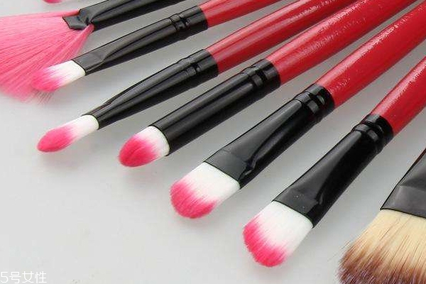 初學(xué)者用幾個化妝刷最好 這5種是最基礎(chǔ)配置 初學(xué)者用幾個化妝刷最好 這5種是最基礎(chǔ)配置