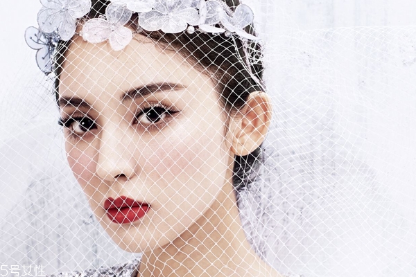 頭大剪什么頭發(fā)好看 避開(kāi)4點(diǎn)比中分顯臉小