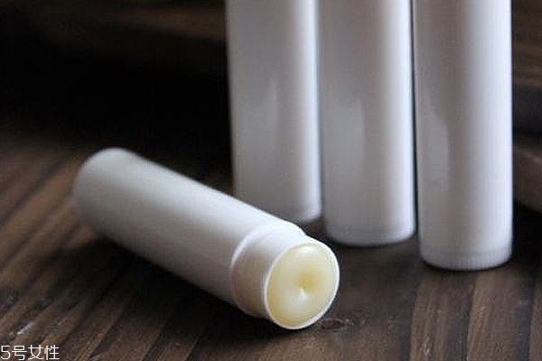 潤唇膏主要成分有哪些 這些成分能對(duì)抗紫外線