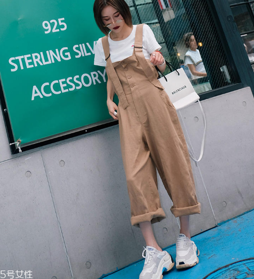 2022年流行什么樣的背帶褲 帥氣減齡風(fēng) 2022年流行什么樣的背帶褲 帥氣減齡風(fēng)