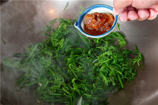蕨菜怎么做好吃 這樣處理不苦 蕨菜怎么做好吃 這樣處理不苦