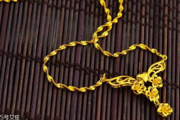黃金項(xiàng)鏈適合多大年齡 沒有明確限制