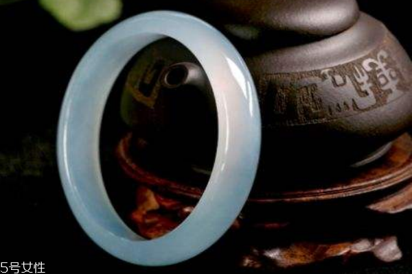 翡翠手鐲和玉手鐲的區(qū)別 要學會分清楚