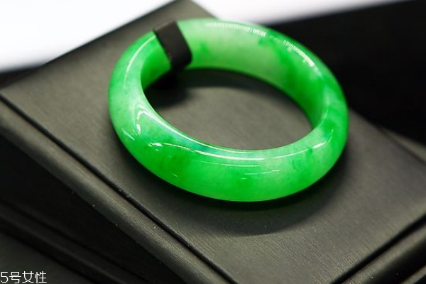 翡翠手鐲和玉手鐲的區(qū)別 要學會分清楚