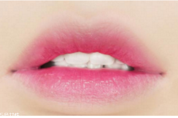 韓國(guó)咬唇妝的畫(huà)法，瞬間變成可愛(ài)少女