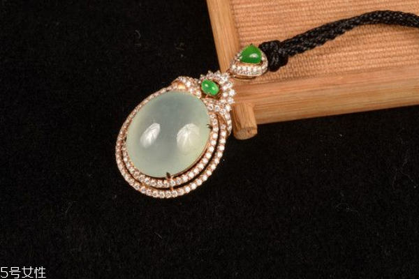 翡翠吊墜配什么鏈好 這樣搭配才完美 翡翠吊墜配什么鏈好 這樣搭配才完美