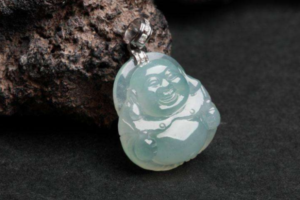 翡翠吊墜能戴著洗澡嗎 對(duì)吊墜影響不大 翡翠吊墜能戴著洗澡嗎 對(duì)吊墜影響不大