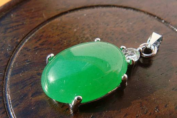 翡翠吊墜能戴著洗澡嗎 對(duì)吊墜影響不大 翡翠吊墜能戴著洗澡嗎 對(duì)吊墜影響不大