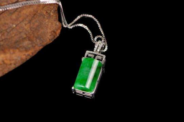 翡翠吊墜能帶著睡覺嗎 看個人習慣 翡翠吊墜能帶著睡覺嗎 看個人習慣