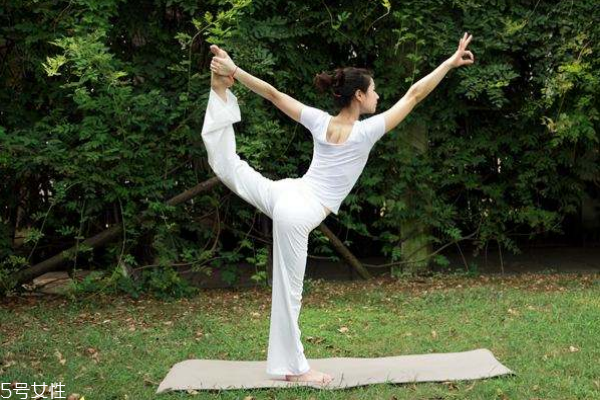 腰間盤突出怎么練瑜伽 腰間盤突出練瑜伽的好處 腰間盤突出怎么練瑜伽 腰間盤突出練瑜伽的好處