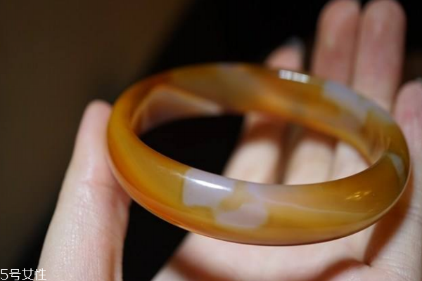 瑪瑙手鐲戴哪只手好 有這些佩戴講究 瑪瑙手鐲戴哪只手好 有這些佩戴講究